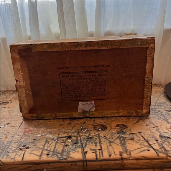 Antique Duquesne Club Cigar Box (empty). - Picture 3 of 3